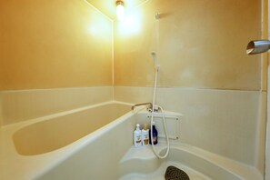 Apartamento básico | Baño | Ducha y bañera combinadas, secador de pelo, toallas y champú