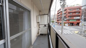 Un balcó estret amb una finestra que donava a un carrer.
