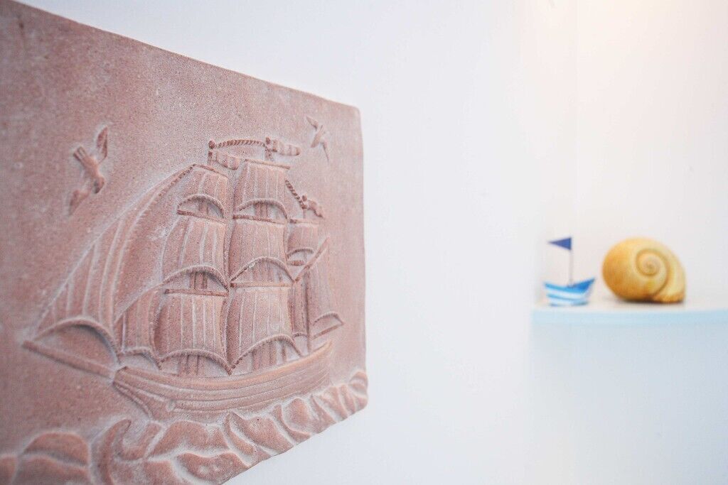 Un relieve de piedra con la imagen de un barco en una pared.