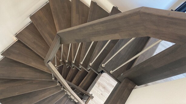 A spiral staircase with wooden steps and metal handrails. - "bijoux - Juwel" im Haus Meeresjuwel! (Dahme)