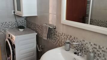 Apartment (Apartment Vesna & Ivica - Two Bedroom) | Bathroom | Shower, towels