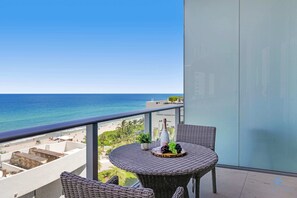 Outdoor dining - Rooftop Pool –Oceanview Balcony| Beachfront Resort (Hollywood)