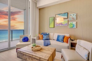 TV, offices - Rooftop Pool –Oceanview Balcony| Beachfront Resort (Hollywood)