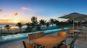 Outdoor dining - Deluxe Studio Retreat, Amazing Pool (Sunny Isles Beach)