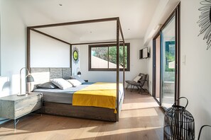 4 bedrooms, iron/ironing board, WiFi, bed sheets - Élégance et Sérénité : Villa de Prestige Avec Vue Panoramique sur Saint-tropez (Grimaud)