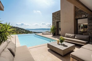 Pool - Élégance et Sérénité : Villa de Prestige Avec Vue Panoramique sur Saint-tropez (Grimaud)