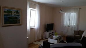 Apartamento (Two-Bedroom Apartment with Balcony an) | Sala de estar | Televisión de pantalla plana de 32 pulgadas con canales por cable