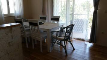 Appartement (Two-Bedroom Apartment with Balcony an) | Salle Ă manger