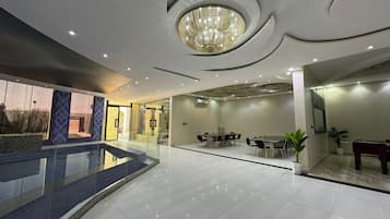 Chalet, patio, vista al jardín | Área de sala de estar