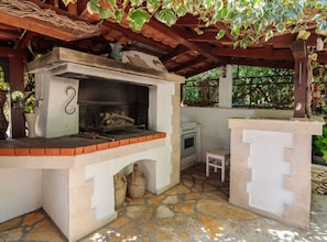 Apartment (Apartment Oaza - Three Bedroom Apartm) | BBQ/picnic area - Apartment Oaza (Supetar)