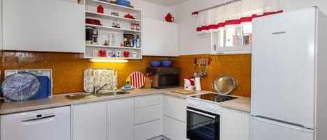 Apartment (Apartment Oaza - Three Bedroom Apartm) | Private kitchen