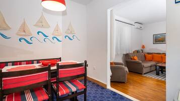 Lägenhet (Apartment Oaza - Three Bedroom Apartm) | Vardagsrum | 32-tums platt-tv med digitalkanaler