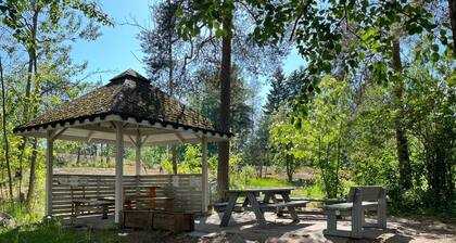 Top floor apartment, private free parking,
near metro