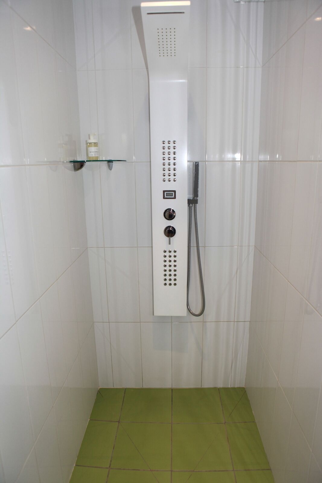 Klassieke kamer, uitzicht op tuin | Badkamer | Een douche, een hydromassagedouche, gratis toiletartikelen