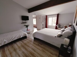 Kamar Keluarga | Seprai premium, meja kerja, setrika/meja setrika, dan Wi-Fi gratis