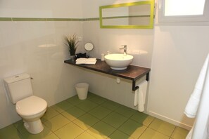 ห้องคลาสสิก, วิวสวน | ห้องน้ำ | ฝักบัว, ฝักบัวนวดด้วยพลังน้ำ, ของใช้ในห้อ งน้ำฟรี, ไดร์เป่าผม