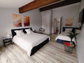 Family Room | Premium bedding, individually decorated, individually furnished, desk - Chambres d'hôtes "Au clocher" (Saint-Seurin-de-Cadourne)