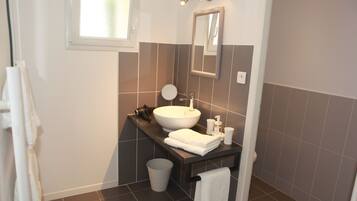 Standard Room, Garden View | Bathroom