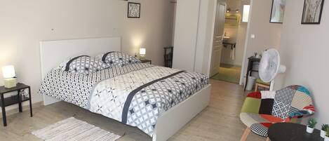 Habitación clásica, vista al jardín | Ropa de cama de alta calidad y decoración personalizada