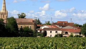 A rural village with a church, houses with red-tiled roofs, and vineyards. - Chambres d'hôtes "Au clocher" (Saint-Seurin-de-Cadourne)