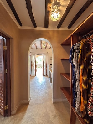 3 bedrooms, desk, bed sheets