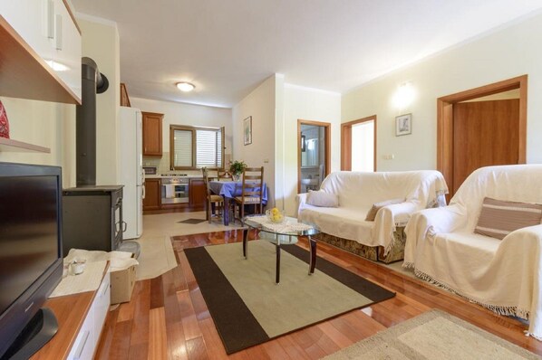 Apartment (Apartment Petar - Two Bedroom Apartme) | Living room | 32-inch flat-screen TV with cable channels - Apartment Petar (Konavle)