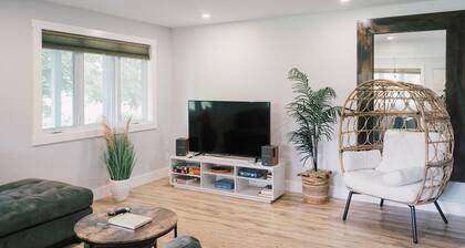 Sandbanks Escape (5 min drive) on Sheba’s Island | Pet-Friendly Cottage