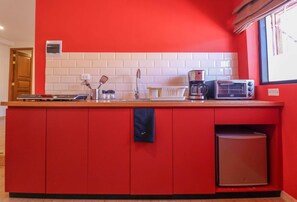 Refrigerador, horno, placa de cocina, cafetera/tetera
