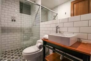 Een douche, een haardroger, handdoeken, shampoo