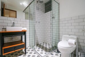 Een douche, een haardroger, handdoeken, shampoo