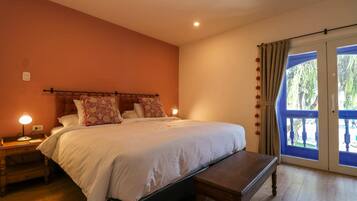 1 bedroom, desk, WiFi, bed sheets