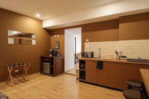 Køleskab, ovn, kogeplade, kaffe-/temaskine