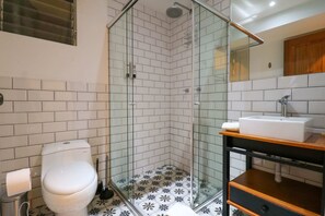 Bruser, hårtørrer, håndklæder