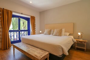 1 bedroom, desk, WiFi, bed sheets