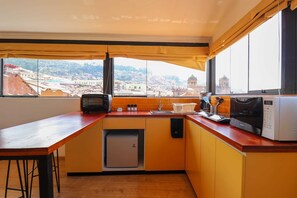 Refrigerador, microondas, horno, placa de cocina