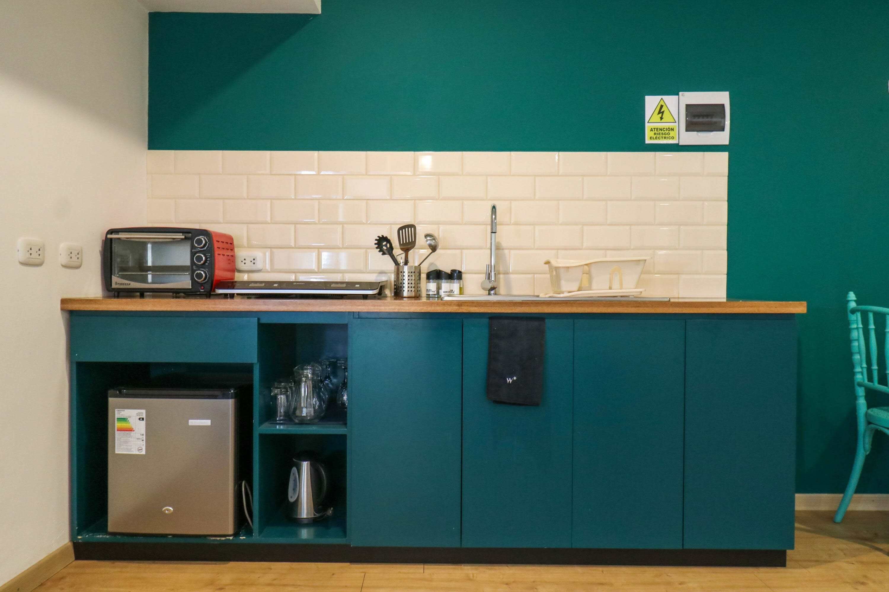 Kjøleskap, ovn, kokeplater og kaffetrakter/tekoker