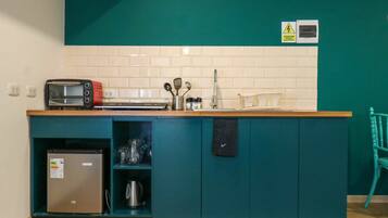 Kjøleskap, ovn, kokeplater og kaffetrakter/tekoker