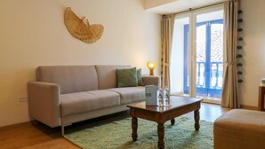 Offices - w* | Spacious 1BR in Plaza de Armas w/ Balcony (Cusco)