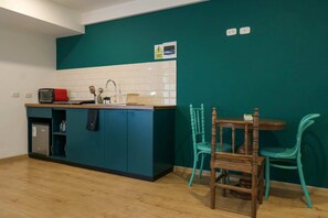 Fridge, oven, stovetop, coffee/tea maker