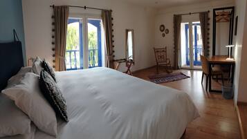 1 bedroom, desk, WiFi, bed sheets