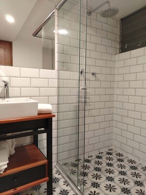 Bruser, hårtørrer, håndklæder