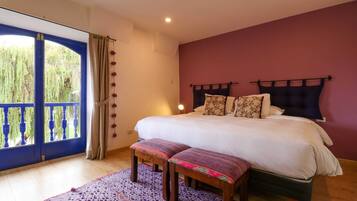 1 bedroom, desk, WiFi, bed sheets