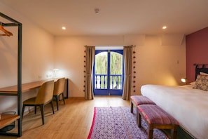 1 bedroom, desk, WiFi, bed sheets