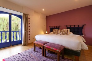 1 bedroom, desk, WiFi, bed sheets