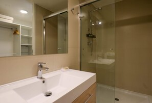 Shower, hair dryer, towels - w* | Marvelous 2BR with balcony Near Kennedy Park (Miraflores)