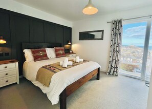 4 bedrooms, iron/ironing board, travel cot, free WiFi - Stylish and modern townhouse in Newquay with sea views. (Newquay)