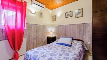 Studio (Studio Apartmen near the Park) | Living room | 32-inch flat-screen TV with cable channels