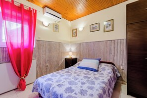 Monolocale (Studio Apartmen near the Park) | Soggiorno | TV a schermo piatto 32 pollici con canali via cavo