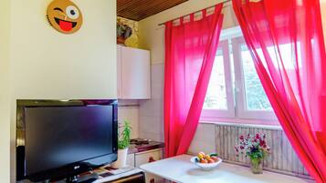 Studio (Studio Apartmen near the Park) | Dining room