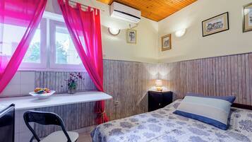 Studio (Studio Apartmen near the Park) | Living room | 32-inch flat-screen TV with cable channels